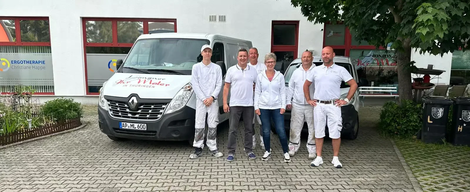 Das Team von Maler Langner vor dem Firmensitz in Kranichfeld