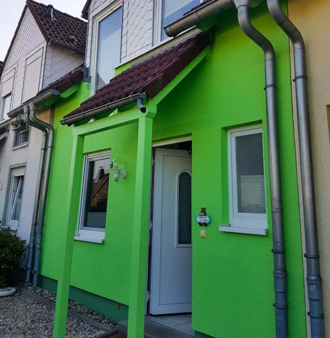 Fassadenanstrich in kräftigem Grün
