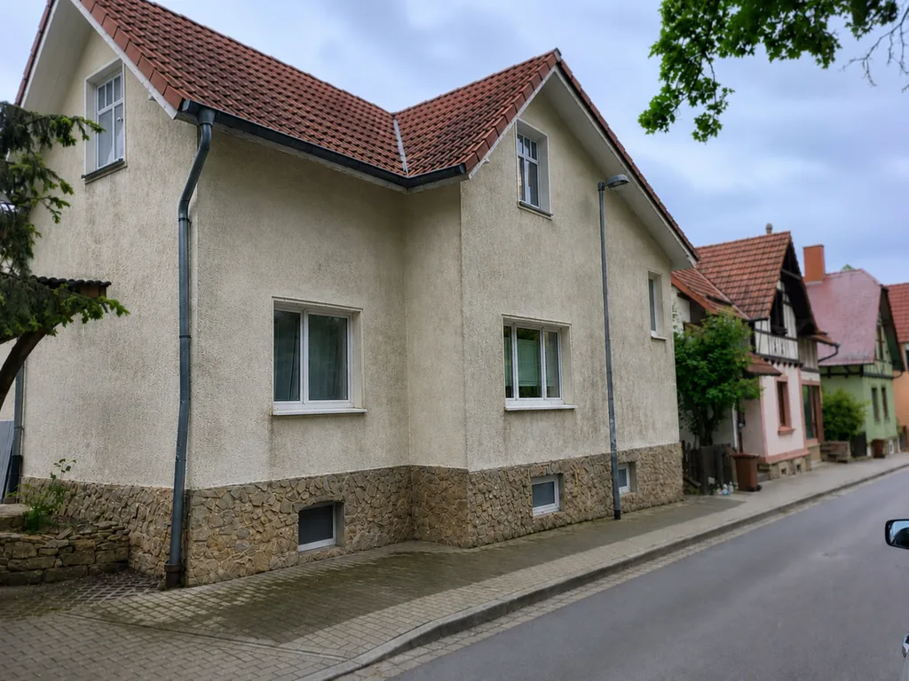 Altbaufassade in Jena vor der Sanierung